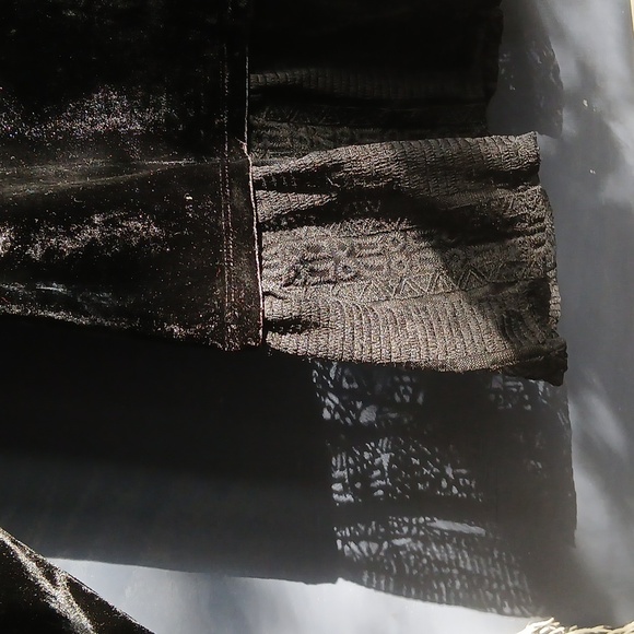 Signature Studio Elegant Black Velvet/lace Women's Top Size Medium - Picture 2 of 7